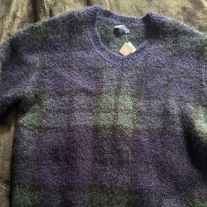 GAP Xsmall Men's V-Neck sweater in navy blue & Green. brand new. excellent shap